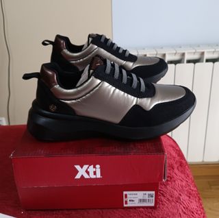 Zapatillas negras y doradas Comfort Tech 38