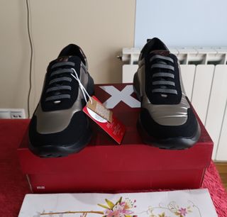 Zapatillas negras y doradas Comfort Tech 38