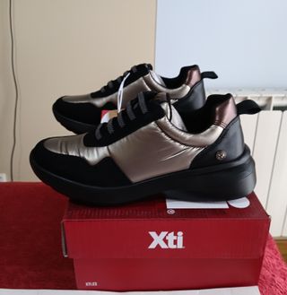 Zapatillas negras y doradas Comfort Tech 38