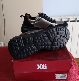 Zapatillas negras y doradas Comfort Tech 38