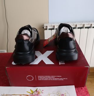 Zapatillas negras y doradas Comfort Tech 38