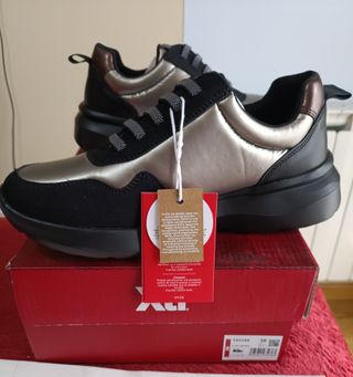 Zapatillas negras y doradas Comfort Tech 38