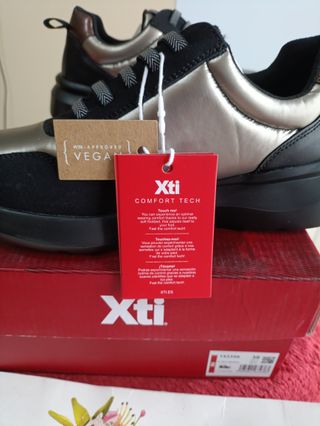 Zapatillas negras y doradas Comfort Tech 38