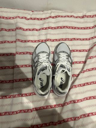 Zapatillas Asics Blancas y Plateadas