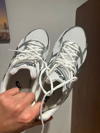 Zapatillas Asics Blancas y Plateadas