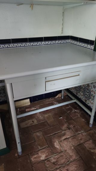 Mesa de trabajo metálica con cajón