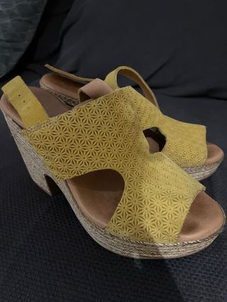 Sandalias cuña mujer mostaza