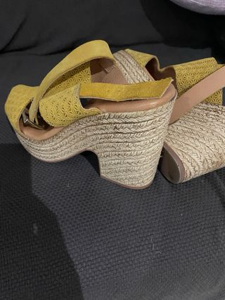Sandalias cuña mujer mostaza