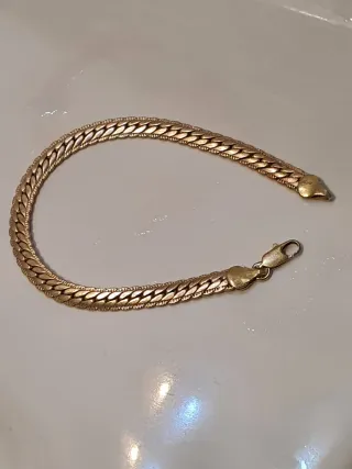 Bracciale dorato con maglie intrecciate