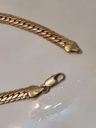 Bracciale dorato con maglie intrecciate