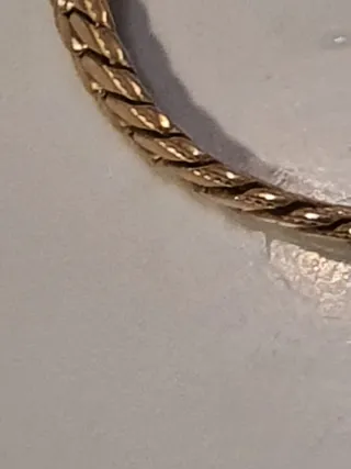 Bracciale dorato con maglie intrecciate