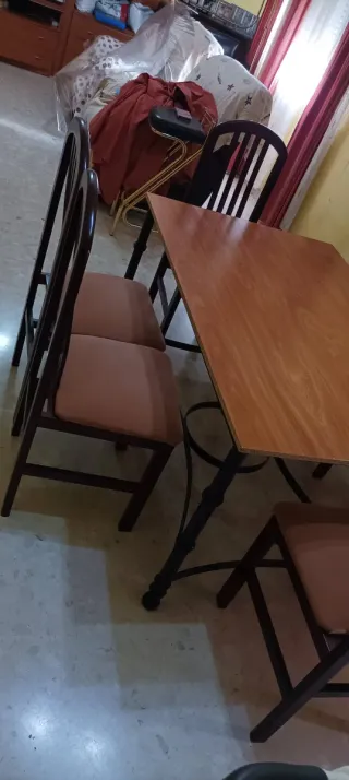 Mesa de comedor y sillas