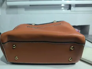 Bolso marrón y negro