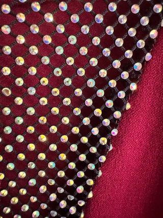 Vestido fiesta burdeos con pedrería