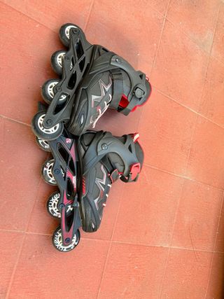 Patines en línea negros y rojos