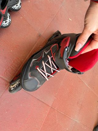 Patines en línea negros y rojos