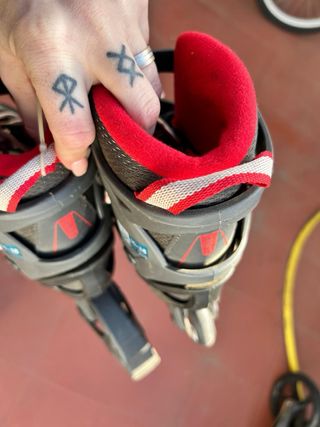 Patines en línea negros y rojos