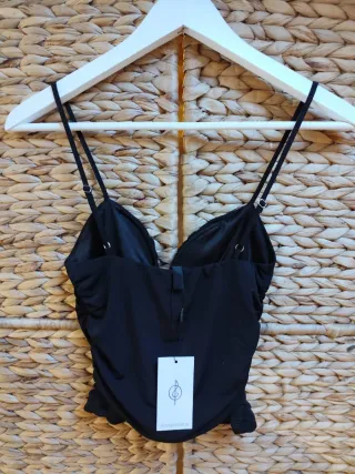 Top Stradivarius escote negro temporada talla S