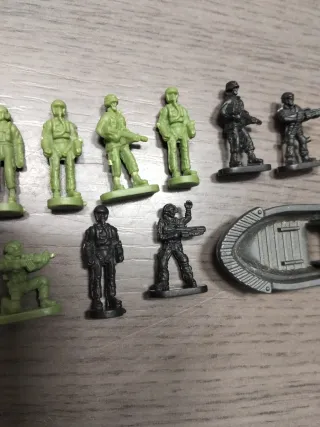 Soldatini di plastica e barca