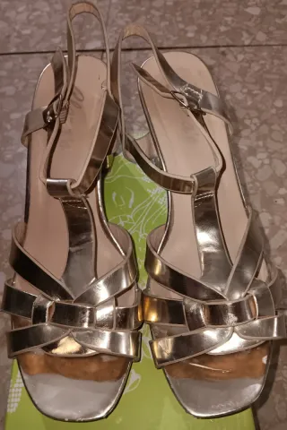 Sandalias doradas mujer