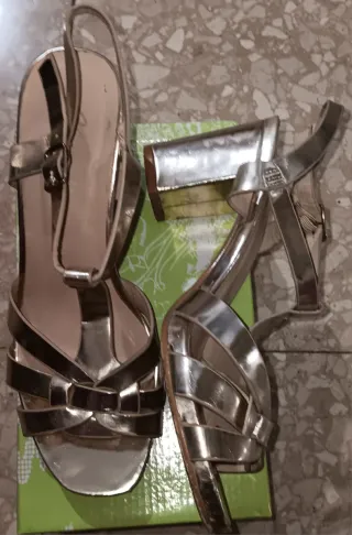 Sandalias doradas mujer