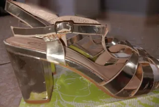 Sandalias doradas mujer