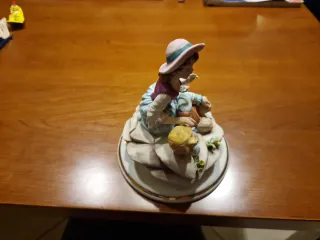 Statuina bambini con fiori in ceramica Capodimonte