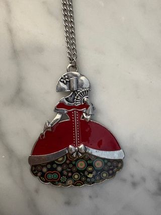 Colgante menina vestido rojo