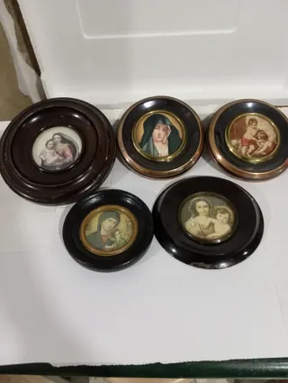 Antiguas imágenes religiosas enmarcadas