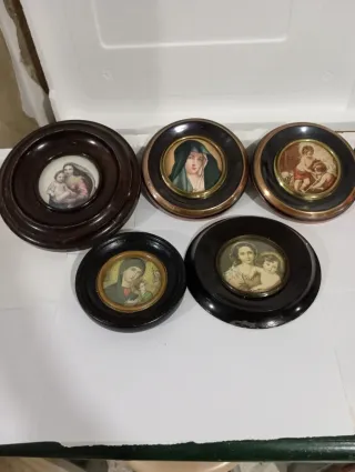 Antiguas imágenes religiosas enmarcadas