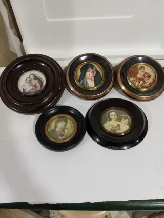 Antiguas imágenes religiosas enmarcadas