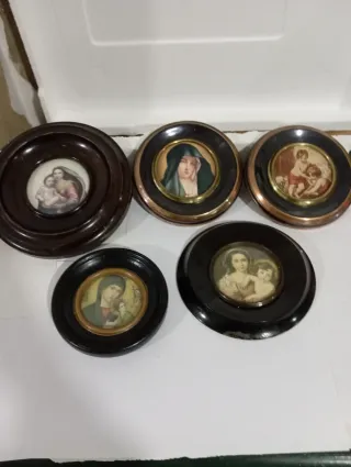 Antiguas imágenes religiosas enmarcadas