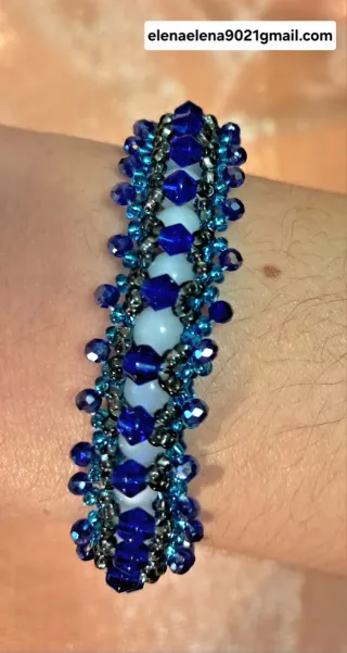 Pulsera de bisutería azul y blanca
