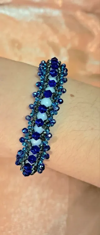 Pulsera de bisutería azul y blanca