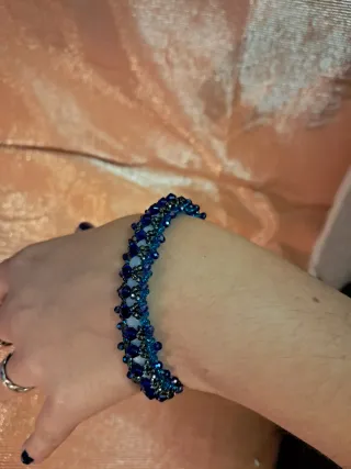 Pulsera de bisutería azul y blanca