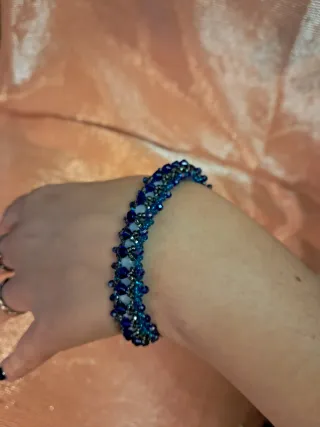 Pulsera de bisutería azul y blanca