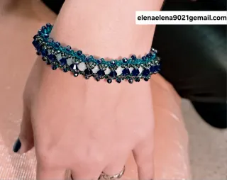 Pulsera de bisutería azul y blanca