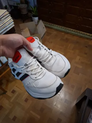 Zapatillas Adidas Blancas y Rojas
