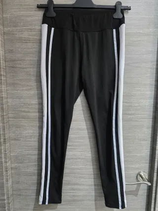 Pantalones negros con rayas blancas