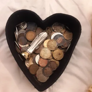 Teléfonos antiguos y cajas corazón