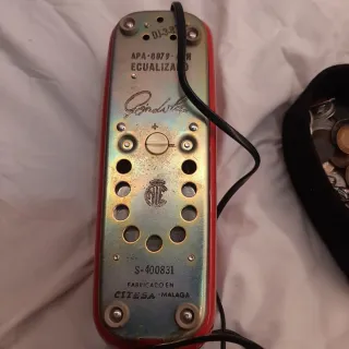 Teléfonos antiguos y cajas corazón