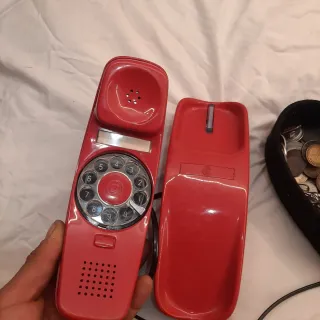 Teléfonos antiguos y cajas corazón