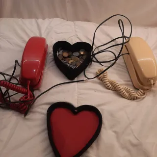 Teléfonos antiguos y cajas corazón