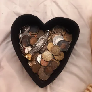 Teléfonos antiguos y cajas corazón