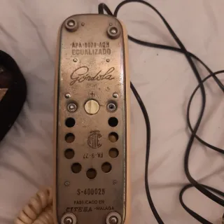 Teléfonos antiguos y cajas corazón