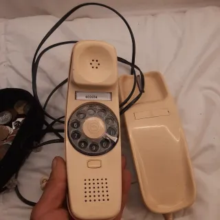 Teléfonos antiguos y cajas corazón