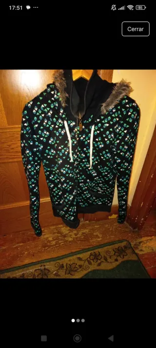 Chaqueta con capucha y estampado geométrico