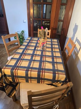Mesa de comedor con 4 sillas cojines y mantel
