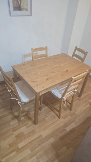 Mesa de comedor con 4 sillas cojines y mantel