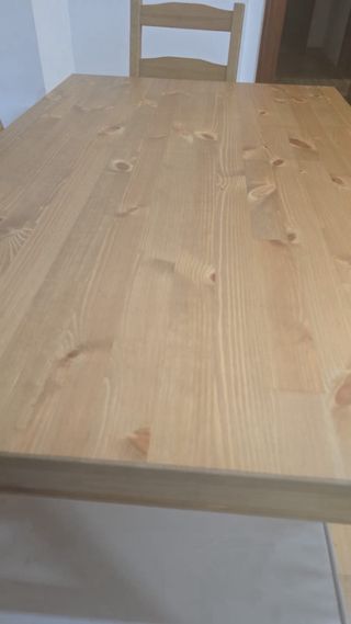 Mesa de comedor con 4 sillas cojines y mantel